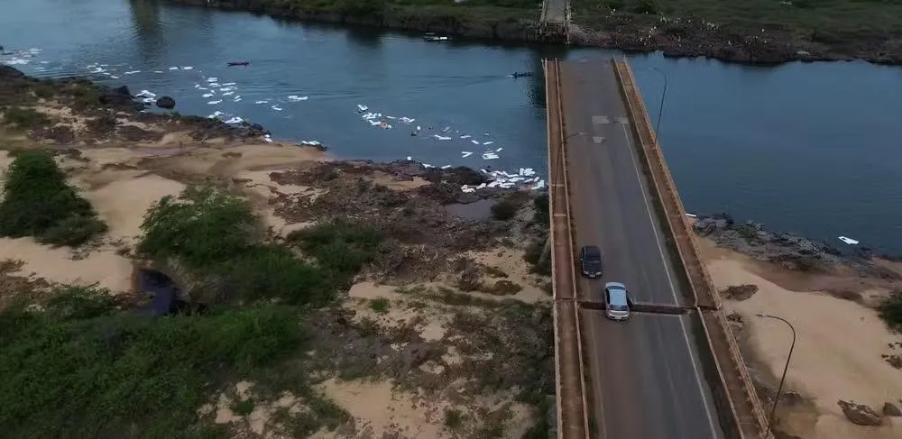 Carro ficou preso em fenda aberta na ponte entre o Tocantins e o Maranhão (Divulgação/@vshenrique)