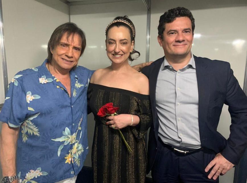 Moro compartilha foto com a esposa e Roberto Carlos antes de show