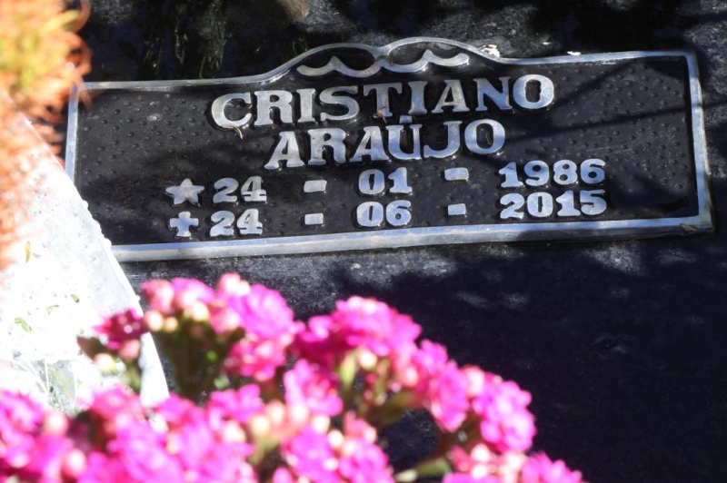 Fotos de Fatos on X: Hoje se completam 6 anos da morte do cantor Cristiano  Araújo e sua namorada, Allana Moraes.  / X