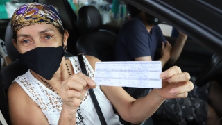 Cabeleireira Laurina Gomes de Souza, de 64 anos, comemorou a vacinação 