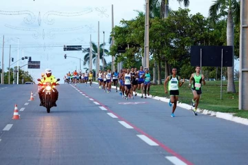 Eliud Kipchoge correu os 42,195 quilómetros em 1 hora, 59 minutos e 40  segundos, Notícias 24