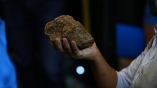 Pedra que foi atirada no ônibus do Grêmio