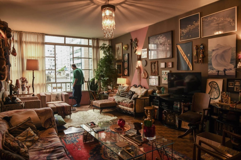 Silvia Braz abre seu apartamento com decoração maximalista e vista
