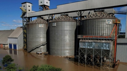 Armazém de soja inundado após enchente